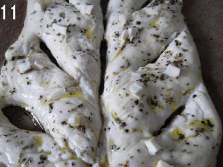 11、法式面包Fougasse 香油蓝乳酪版,刷步骤1里做好的香油。撒上适量的掰碎的蓝乳酪