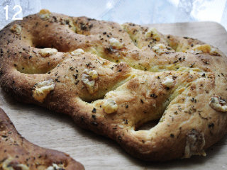 12、法式面包Fougasse 香油蓝乳酪版,放入预热好的烤箱,230度带蒸汽烤10分钟,关掉蒸汽,再烤约20-25分钟即可