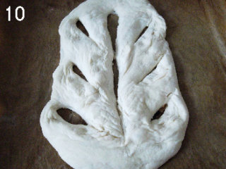 10、法式面包Fougasse 香油蓝乳酪版,发酵好的面团表面有明显气泡。用锋利的刀如图割口。割口处稍微拉开一点。多割几道,确保割开的地方不会反弹回去