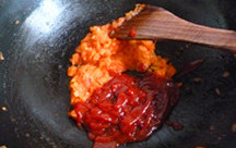 2、萨拉米香肠PIZZA,加入盐和糖后转中火翻炒至番茄开始融化接着加入较多的番茄酱翻炒均匀后加盖中小火煮。