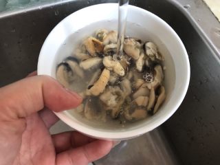 5、淡菜瑶柱排骨粥～健康养生靓粥,然后再清水清洗2遍，洗干净泥尘杂质