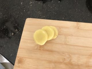 10、淡菜瑶柱排骨粥～健康养生靓粥,切3片姜