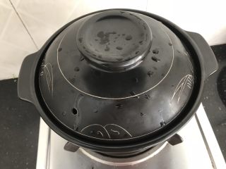 13、淡菜瑶柱排骨粥～健康养生靓粥,加盖，中大火烧开转小火炖约20-25分钟左右即可（粥的软烂程度视自己喜欢适当调整时间）