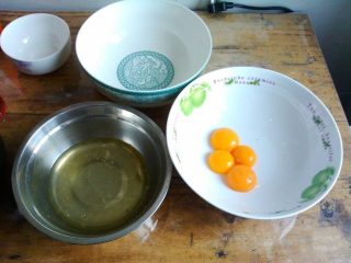 1、夹心水果派-健康蒸蛋糕,多蒸蛋糕制作的菜谱里为了省事都是不将蛋清蛋黄分离的，但是如果家里没有电动打蛋器，最好还是先分离，不然后面是拌不匀的哦