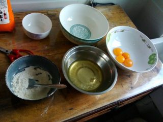 2、夹心水果派-健康蒸蛋糕,同时，面粉过筛，面粉半个吃饭的碗就可以了。如果想做成大的蛋糕，请加入泡打粉一茶匙，如果只是做派的话可以不加或者加得很少。考虑到肚子里的宝宝健康，所以我就没加泡打粉。