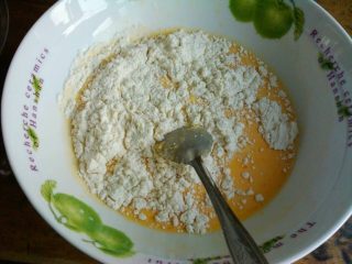 3、夹心水果派-健康蒸蛋糕,首先在鸡蛋黄里加入半盒牛奶和2勺白糖，用勺子顺时针方向彻底搅勻；然后加入过筛的面粉，用勺子上下或者画十字拌匀