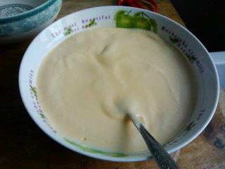 9、夹心水果派-健康蒸蛋糕,入带黄油的橘子汁，用勺子拌匀