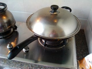 12、夹心水果派-健康蒸蛋糕,蒸的过程中不能开锅盖，所以开始时水要加够，大火蒸。蒸好以后闷十分钟再开锅盖