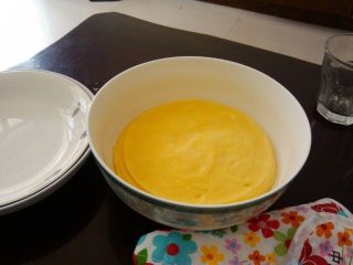 13、夹心水果派-健康蒸蛋糕,没放泡打粉的出锅是这样的，用手拿着器皿晃动利于脱模