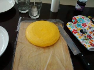 14、夹心水果派-健康蒸蛋糕,倒扣出来的派皮放在板子上，用刀子从侧面把派皮切成上下两片