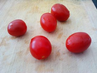 16、夹心水果派-健康蒸蛋糕,取5个圣女果，切成5个爱心。教程可见http://house.focus.cn/msgview/242/1/80493256.html