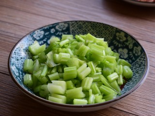 1、#咸味#凉拌芹菜花生米,芹菜洗净，切小段