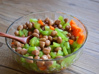 13、#咸味#凉拌芹菜花生米,拌匀即可