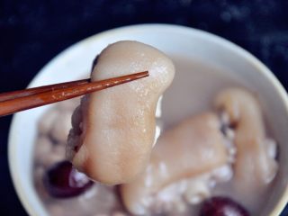 10、花生炖猪蹄,一定要记得大火烧开、小火慢炖。