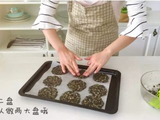 6、宝宝辅食：芝麻燕麦饼干,可以做两大盘，先烤一盘，再烤第二盘。