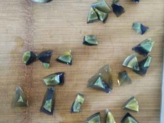 2、皮蛋虾仁粥（清淡）,把皮蛋切成丁，待用