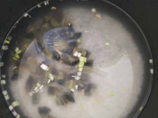 4、皮蛋虾仁粥（清淡）,把皮蛋和葱姜一起放入电饭煲中，然后加一小勺盐，按下稀饭或者煮粥，大概20-30分钟（✧٩(ˊωˋ*)و✧这期间可以回去补一觉啦）