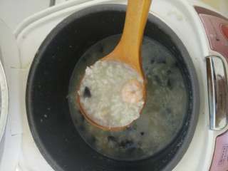 5、皮蛋虾仁粥（清淡）,时间到了再打开电饭煲，放入虾仁（后方虾仁有助于保持虾仁的弹性口感哟(๑•̀ω•́๑)）此时如果觉得比较干可以再放入一点水，再盖上，煮15-20分钟就OK啦！