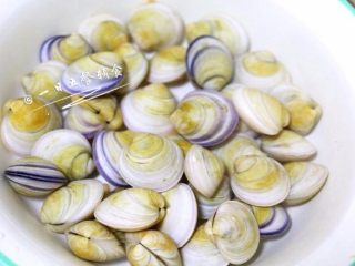 1、 冬瓜蛤蜊汤,买回的蛤蜊是已吐过沙的，用流水冲洗干净即可，备用。
