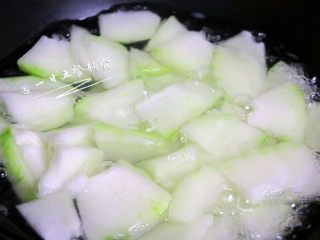 2、 冬瓜蛤蜊汤,冬瓜去皮洗净，切成薄片备用。锅内适量水，把冬瓜放入。姜一起放入，姜可以去除蛤蜊的少许腥味。