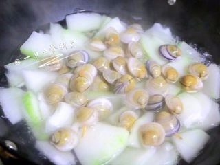 3、 冬瓜蛤蜊汤,等水沸后把蛤蜊放入。