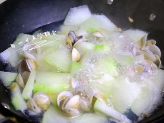 4、 冬瓜蛤蜊汤,加入适量的盐和虾皮，蛤蜊全部开口即可出锅。