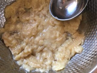 1、香蕉饼,把香蕉捣碎（我是两个香蕉仅供参考)香蕉味浓点