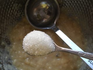 2、香蕉饼,加入白糖