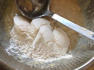 3、香蕉饼,依据香蕉个数适量加入面粉