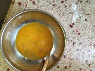 4、香蕉饼,加入一个蛋