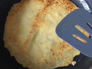 7、香蕉饼,加入后在搅拌，搅拌后就下锅煎，煎的时候可以适当的加点油