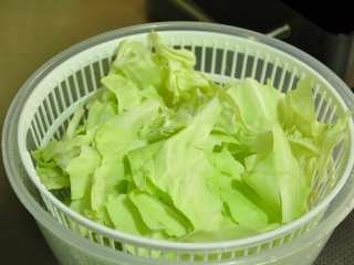 1、苏泊汤——冬日里的温暖,卷心菜洗净沥干水份，手掰成大片。