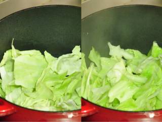 7、苏泊汤——冬日里的温暖,锅内加少许油，放入卷心菜，炒至断生后盛出。