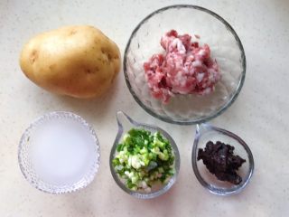 1、火山土豆泥,准备好食材