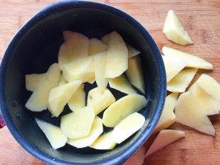 3、火山土豆泥,放锅里