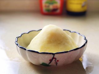 9、火山土豆泥,把土豆泥倒进浅口碗里，整成火山形状