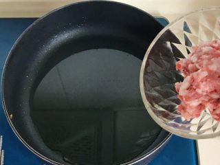 11、火山土豆泥,热锅冷油，把肉末倒进去翻炒