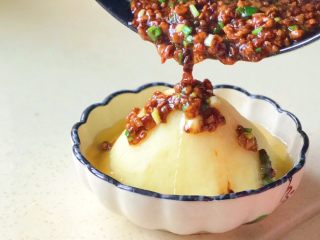 20、火山土豆泥,把酱料缓缓地淋到土豆泥上