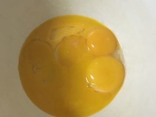 1、淡奶油蛋糕,先将蛋黄蛋白分别打入干净无水无油盆里