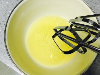 4、淡奶油蛋糕,换打蛋棒打蛋清