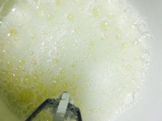 5、淡奶油蛋糕,先打三秒放一次糖