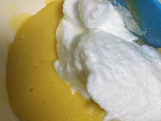 9、淡奶油蛋糕,取三分之一放到蛋黄里上下翻拌