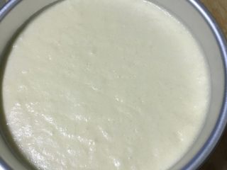 13、淡奶油蛋糕,倒入磨具颠下气泡