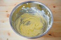 2、法式杏仁焦糖脆饼,黄油提前室温软化。软硬程度为用手指能轻松捅出窟窿。用打发器打至轻盈的羽毛状。