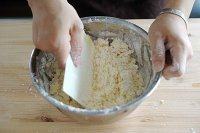 6、法式杏仁焦糖脆饼,使用刮片，用“翻切法”把低筋粉和“3”混合在一起。直至看不见干粉。