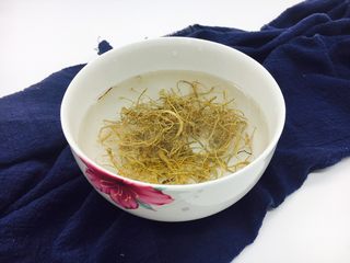 4、#咸食# 田七大枣煲猪骨汤,田七用清水洗干净,