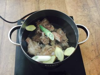 10、#咸食# 田七大枣煲猪骨汤,放入葱和姜