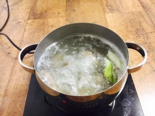 15、#咸食# 田七大枣煲猪骨汤,因为水放的少了,我又添加了些水,煮开后关火。