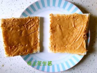 3、下午茶 香蕉吐司卷,一面抹花生酱