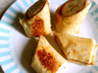 6、下午茶 香蕉吐司卷,煎好，切开，淋上蜂蜜即可！